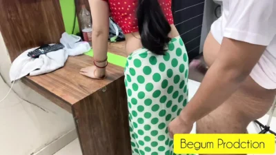 Tharki tailor bhabhi ka ek inch naapne laga aur khoob chudai kari